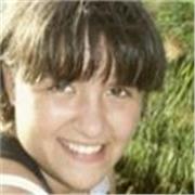 Profesora de educación infantil ayuda a niños en la asignaturas que necesiten