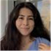 Profesora de inglés imparte clases a niños de todas las edades
