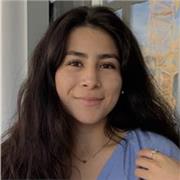 Profesora de inglés imparte clases a niños de todas las edades