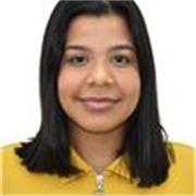 Profesora de ingles imparte clases a niños de diferentes edades