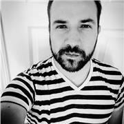 Profesor de inglés con 15 años de experiencia internacional. Clases prácticas, comunicativas y personalizadas.