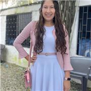 Docente de español imparte clases a niños de todas las edades