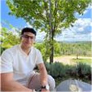 Diplomato al liceo linguistico, poi laurea triennale in economia aziendale e futuro master in Svezia. Certificazione C1 in inglese