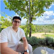 Diplomato al liceo linguistico, poi laurea triennale in economia aziendale e futuro master in Svezia. Certificazione C1 in inglese