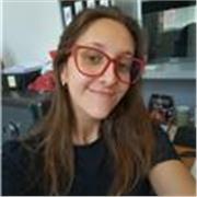 Profesora de inglés imparte clases a niños y niñas de nivel primario