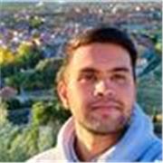 Soy una profesor nativa especializado de inglés a quien le encanta enseñar y da clases a estudiantes de todas las edades