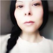 Laureata in fashion design impartisce lezioni di design, storia della moda e dell’arte, merceologia, colore, progettazione del prodotto fashion, modellistica e sartoria