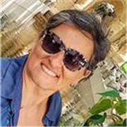 laureata in biologia impartisce lezioni di biologia, scienze, chimica