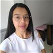 Profesora de biología imparte clases a personas de todas las edades