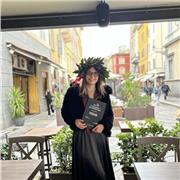 Diplomata in pianoforte al Conservatorio di Parma, insegnante di pianoforte e flauto traverso a Fidenza, dintorni e anche online
