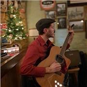 Musicien expert en guitare acoustique folk