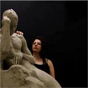 Profesora titulada y artista reconocida, con años de experiencia en Academias de Bellas Artes y universidades, imparte clases online.