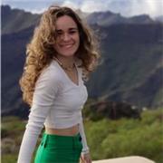 Profesora de inglés imparte clases de inglés a niños