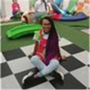 Profesora de comunicación imparte clases para niños de inicial y primaria