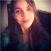 Profesora de matemáticas enseña matemáticas básicas a niños de primaria