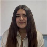 Profesora de comunicación imparte clases a niños de todas las edades