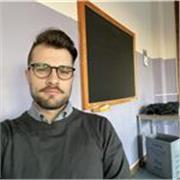 Docente di Lettere impartisce lezioni di recupero e aiuto compiti