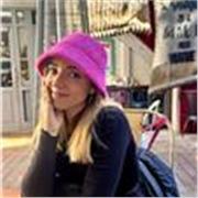 Intento ayudar a aprender a estudiar, normalmente ese es el mayor problema al que nos enfrentamos. Ademas, adapto cada contenido a la manera de pensar de cada uno. 