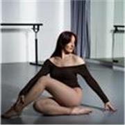 Envie de découvrir la salsa ? Je suis Alice, danseuse et professeure diplômée de salsa, et j'accompagne vos premiers pas avec précision !