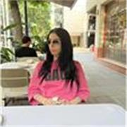 Maestra de español imparte clases a niños y adultos