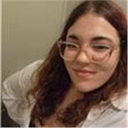 Alumna terminando primero de bachillerato, dispuesta a ayudar a niños de primaria en sus actividades escolares.