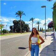 Soy una mujer que puede dar clases de mates, lengua , inglés, ciencias y demás para niños y niñas de educación primaria