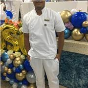 Profesor de naturales, imparte clases a niños de primaria