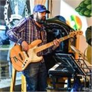 profesor de musica, e instrumento. bajo,piano y guitarra