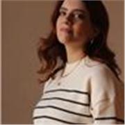 Studentessa di mediazione linguistica impartisce lezioni di francese, grammatica e letteratura