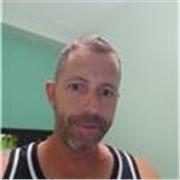 Profesor de entrenamiento personal apto para todas las edades y niveles.