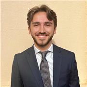 Professeur particulier qui donne des cours de soutien pour les étudiants en droit