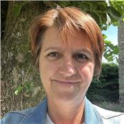 Peintre professionnelle, je vous propose de découvrir, d’apprendre les techniques, le dessin, le travail de la couleur, l’expérimentation, le graphisme, la composition, la perspective