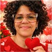 Hola, soy Elsa, profesora con años de experiencia en tejido a crochet.
Enseño desde nivel principiante hasta intermedio