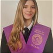 Soy una persona con muchos recursos, que ha estudiado mucho y tiene unos grandes conocimientos sobre muchas materias. 