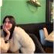 Studentessa universitaria di lingue insegna inglese a studenti di elementari/medie e superiori