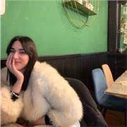 Studentessa universitaria di lingue insegna inglese a studenti di elementari/medie e superiori