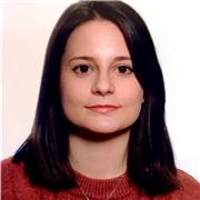 Profesora imparte clases de refuerzo tanto a alumnos/as de educación especial como a alumnos/as de educación ordinaria