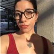 Profesora de inglés imparte clases a niños de todas las edades