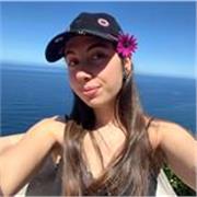 Estudiante con buen rendimiento académico y buenas  notas.