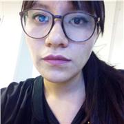 Profesora de Español que imparte clases de manera presencial y en línea