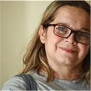 laureata con esperienza con i ragazzie delle scuole medie e superiori