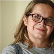 laureata con esperienza con i ragazzie delle scuole medie e superiori