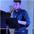 Sassofonista con laurea triennale che attualmente frequenta il biennio impartisce lezioni private di sax