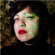 Fotografa professionista, impartisce lezioni a chi vuole avvicinarsi a questa disciplina