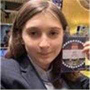 Studentessa diplomata in liceo linguistico con competenze in letteratura italiana e straniera