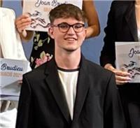 Profesor especializado en ciencias (matemáticas, biología, química,...) con titulo de bachillerato, joven y con ganas de enseñar