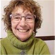 Psicopedagoga imparte clases a niños, adolescentes y alumnos