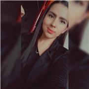 Profesora en formación de biología y química imparte clases a niños, adolescentes y adultos sobre estas áreas