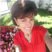 Insegnante di Inglese impartisce lezioni online a ragazzi della scuola media e superiore e giovani adulti