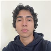 Profesor de programación para niños que están comenzando en el mundo informático